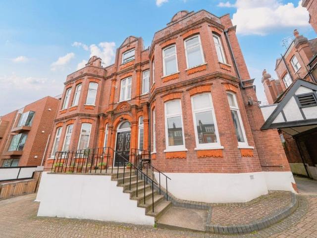 3 bedroom flat for sale