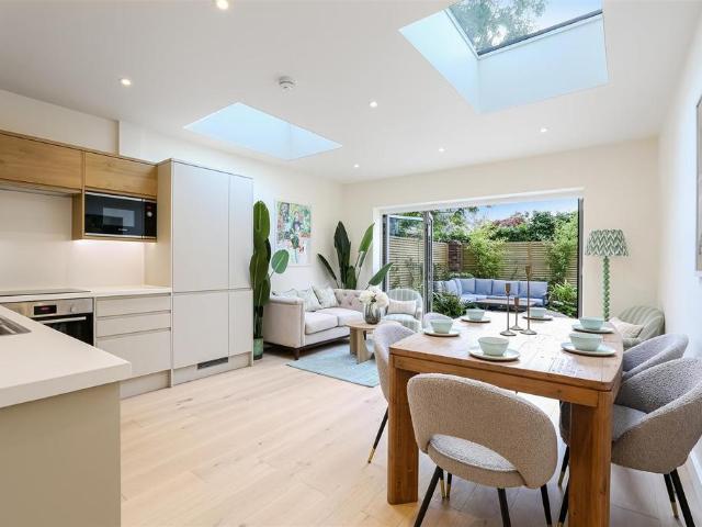 3 bedroom flat for sale