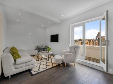3 bedroom flat for sale