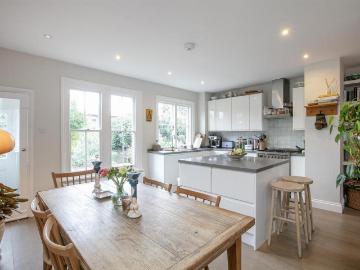 3 bedroom flat for sale