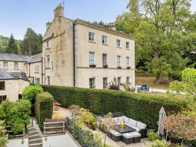 3 bedroom flat for sale