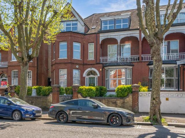 3 bedroom flat for sale