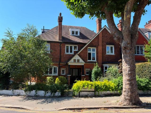 3 bedroom flat for sale
