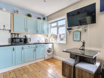 3 bedroom flat for sale