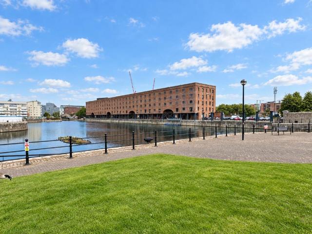 3 bedroom flat for sale