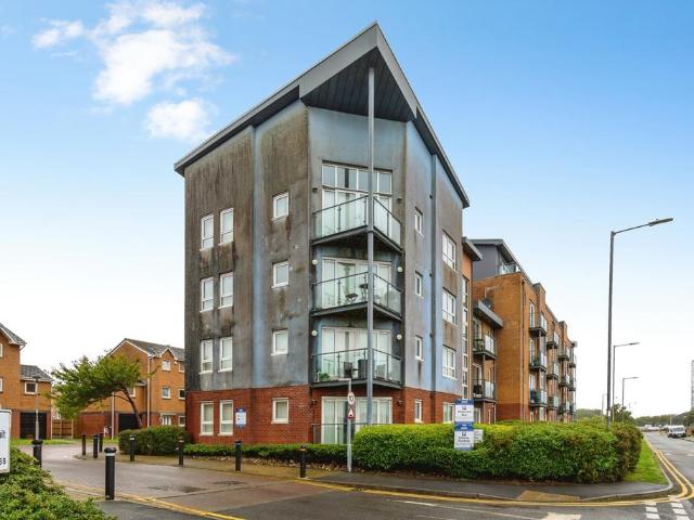 3 bedroom flat for sale