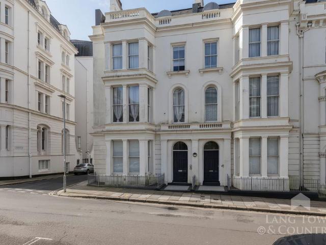 3 bedroom flat for sale