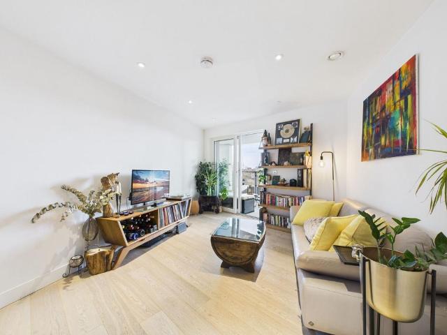 3 bedroom flat for sale