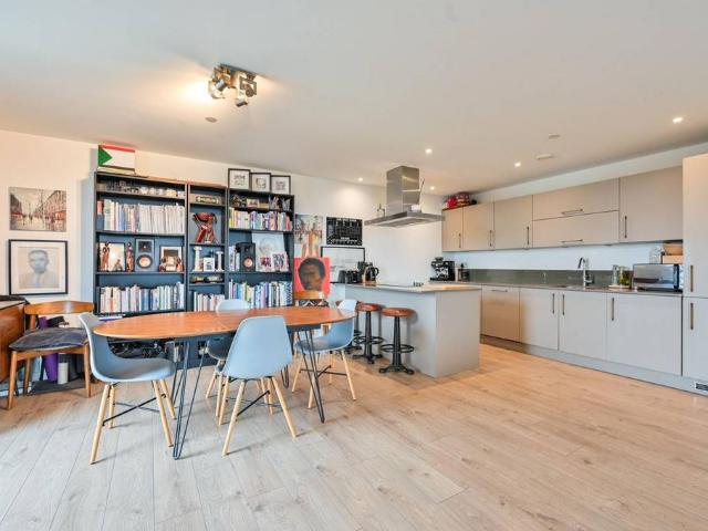 3 bedroom flat for sale