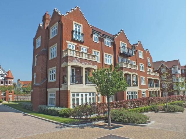 3 bedroom flat for sale
