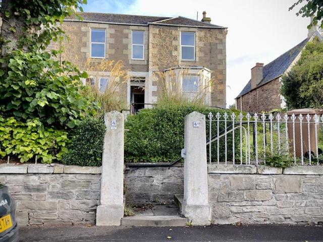 3 bedroom flat for sale