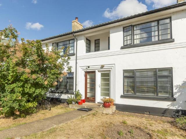 3 bedroom flat for sale