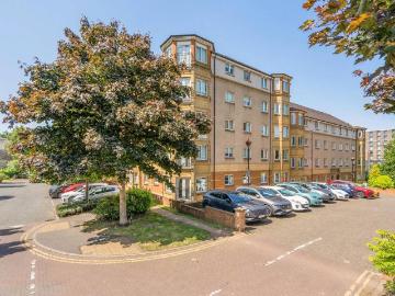3 bedroom flat for sale