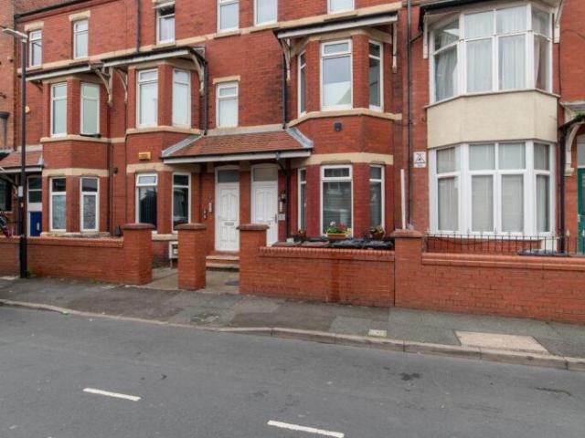 3 bedroom flat for sale