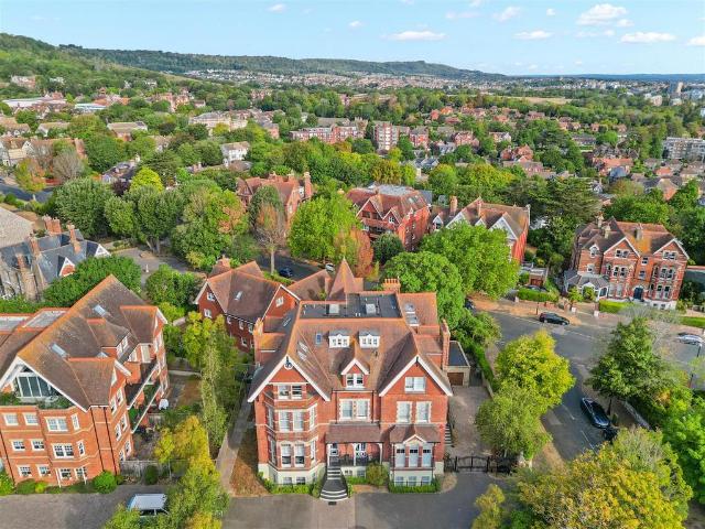 3 bedroom flat for sale