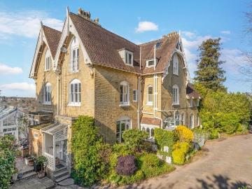 3 bedroom flat for sale