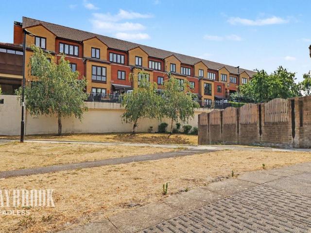 3 bedroom flat for sale