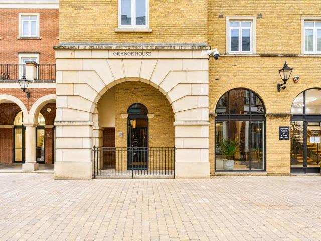 3 bedroom flat for sale