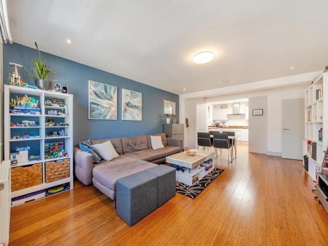 3 bedroom flat for sale