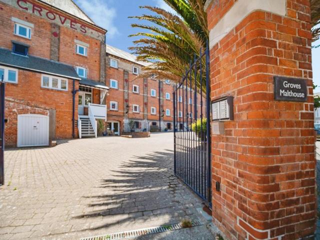 3 bedroom flat for sale