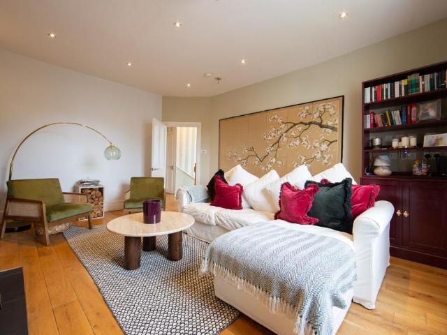 3 bedroom flat for sale