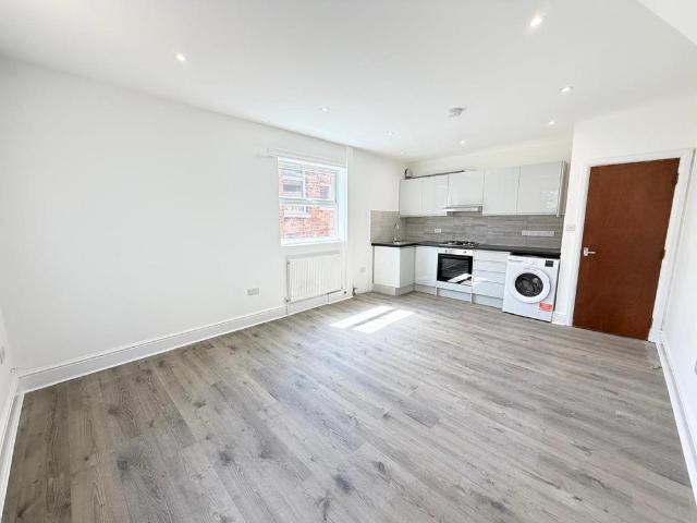 3 bedroom flat for sale