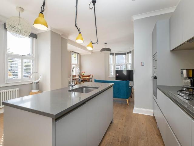 3 bedroom flat for sale