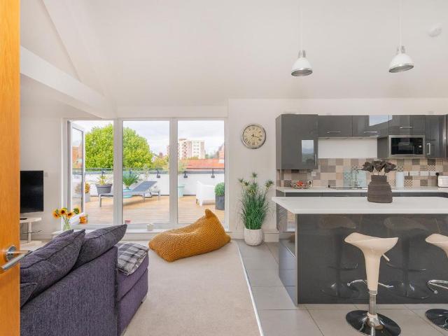 3 bedroom flat for sale