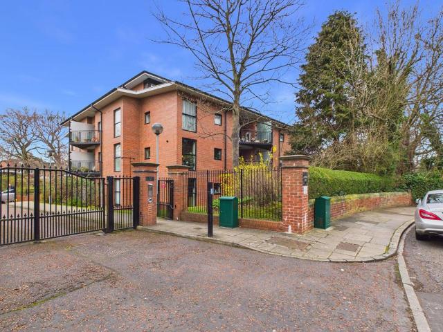 3 bedroom flat for sale