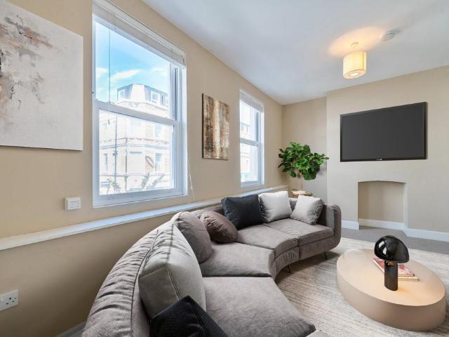 3 bedroom flat for sale