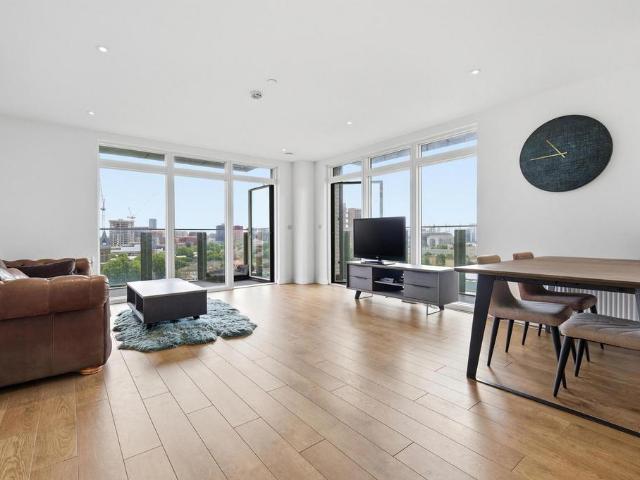 3 bedroom flat for sale