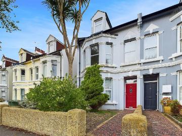 3 bedroom flat for sale