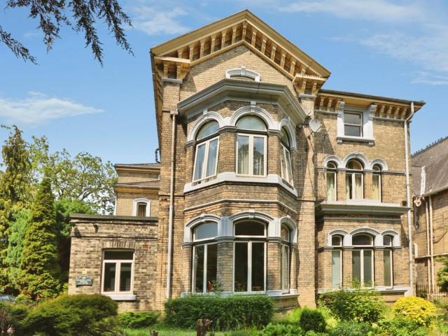 3 bedroom flat for sale