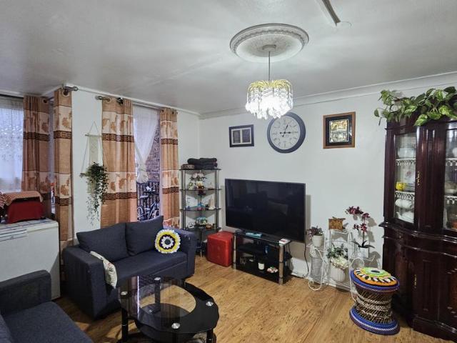 3 bedroom flat for sale