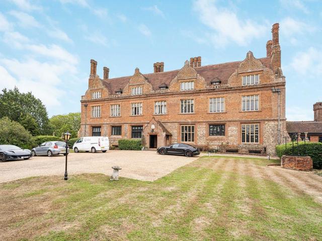 3 bedroom flat for sale