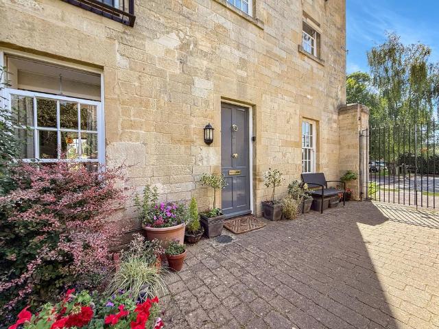 3 bedroom flat for sale