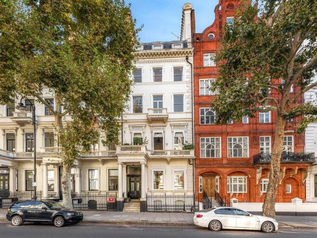 3 bedroom flat for sale