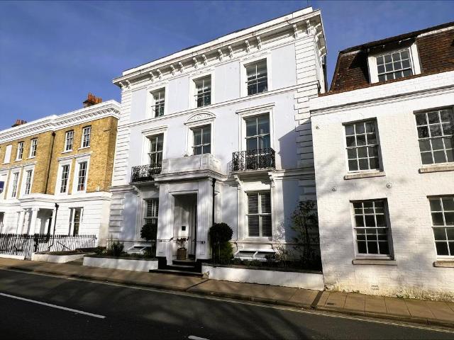 3 bedroom flat for sale