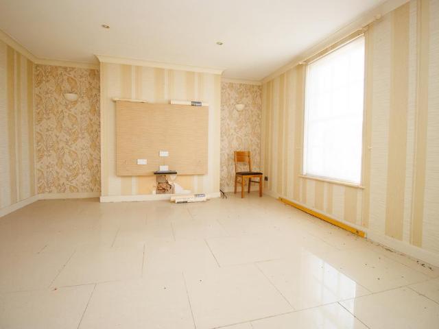 3 bedroom flat for sale
