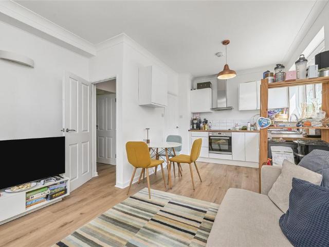 3 bedroom flat for sale