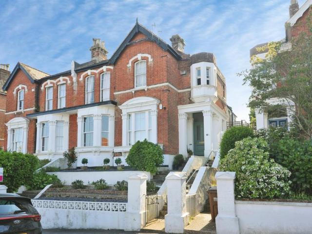 3 bedroom flat for sale