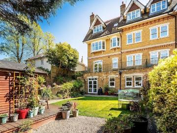 3 bedroom flat for sale