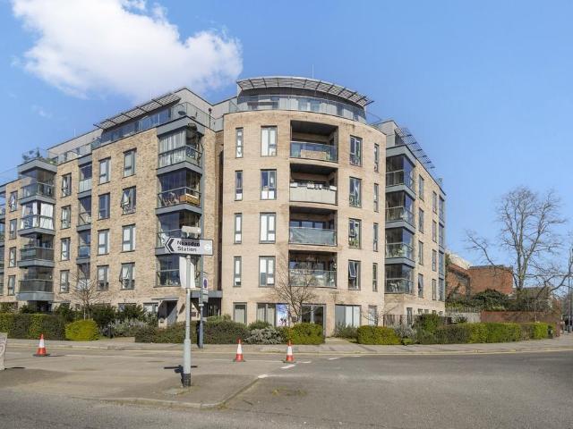 3 bedroom flat for sale