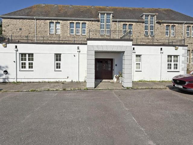 3 bedroom flat for sale