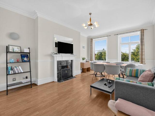 3 bedroom flat for sale