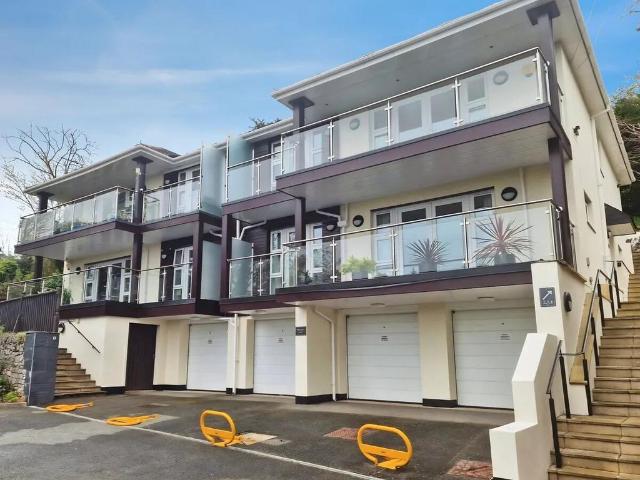 3 bedroom flat for sale