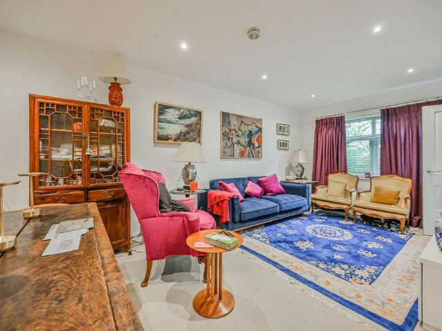 3 bedroom flat for sale