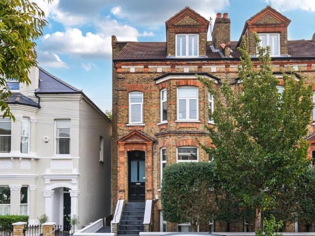 3 bedroom flat for sale