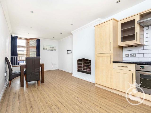 3 bedroom flat for sale