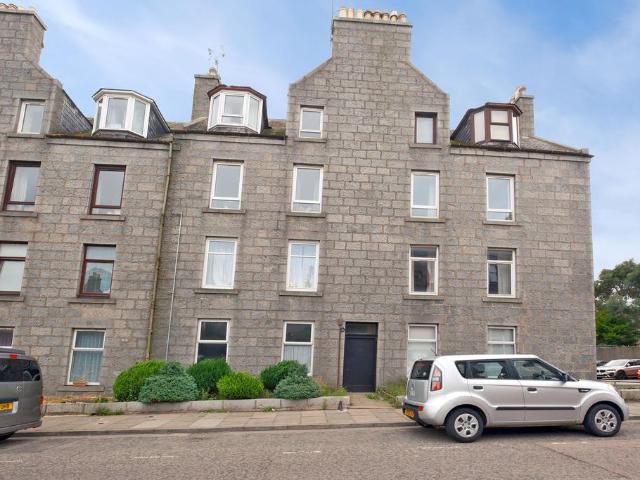 3 bedroom flat for sale
